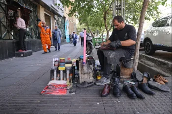 معاون وزارت کار هشدار داد که در صورت تداوم رشد منفی اقتصاد ایران، تا پایان سال ۱۴۰۵ حدود یک میلیون و ۴۰۰ هزار شغل از بازار کار کشور حذف خواهد شد.