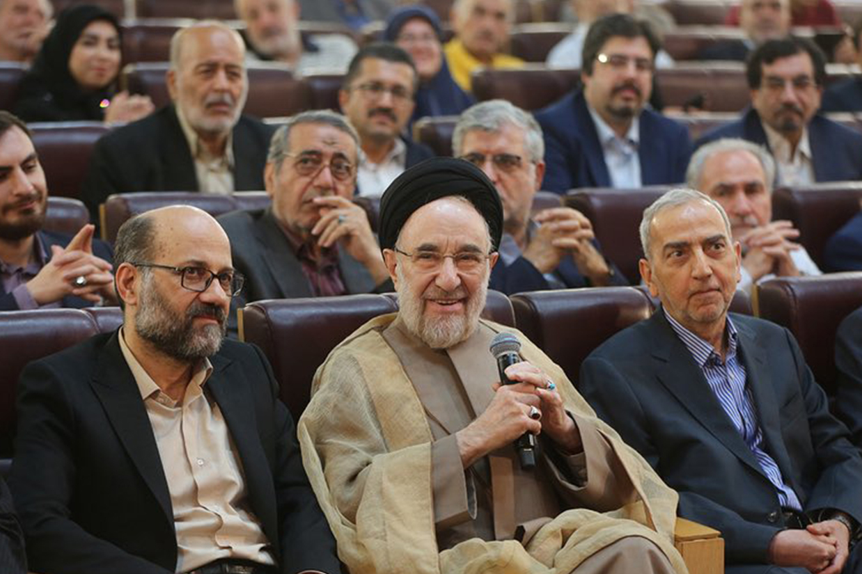 محمد خاتمی، رئیس پیشین دولت‌ جمهوری اسلامی، با اشاره به عملکرد چین تحت حاکمیت حزب کمونیست، بر الگوبرداری جمهوری اسلامی از رویکرد این حکومت در تعامل با نظم جهانی تاکید کرد. او همچنین خواستار توجه به برخی اصول سوسیالیسم شد.