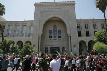 دادگاهی در سوریه، یکی از اعضای گروه شبهنظامی «لواءالقدس» وابسته به سپاه پاسداران انقلاب اسلامی را به اتهام عضویت در گروهی مسلح و مرتبط با جنایات جنگی و جنایت علیه بشریت، به حبس ابد محکوم کرد.