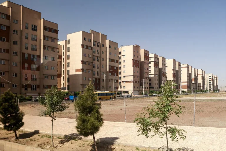 رسانههای داخلی گزارش دادند که قیمتهای عرضهشده در بازار آنلاین مسکن تهران نشان میدهد متوسط قیمت مسکن در ۲۰ منطقه تهران طی یک سال گذشته بیش از ۱۰۰ درصد رشد داشته است.