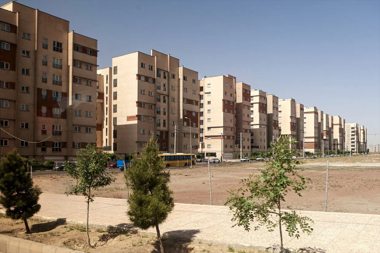 رسانههای داخلی گزارش دادند که قیمتهای عرضهشده در بازار آنلاین مسکن تهران نشان میدهد متوسط قیمت مسکن در ۲۰ منطقه تهران طی یک سال گذشته بیش از ۱۰۰ درصد رشد داشته است.