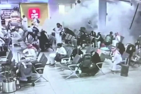 سفارت آمریکا در عربستان سعودی در پی حملات اخیر موشکی و پهپادی به فرودگاه‌های این کشور، یک هشدار امنیتی برای شهروندان آمریکایی صادر کرد.