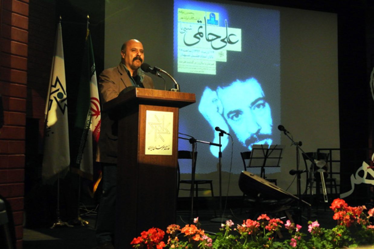 (سهیل محمودی در حین سخنرانی در مراسم "شبی با علی حاتمی"، خانه هنرمندان ایران، ۱۴ آذر ۱۳۹۲ (اپک تایمز