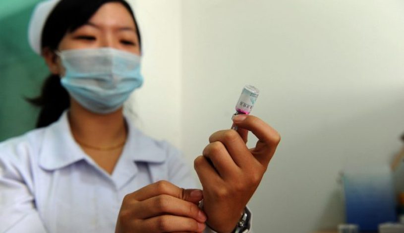واکسن‌های مقامات چینی اخیراً اعلام کردند که در اوایل فوریه ۲۰۲۱ بیش از ۸۰ نفر را به‌دلیل ساخت و فروش واکسن‌های جعلی کوید۱۹ دستگیر کرده‌اند.