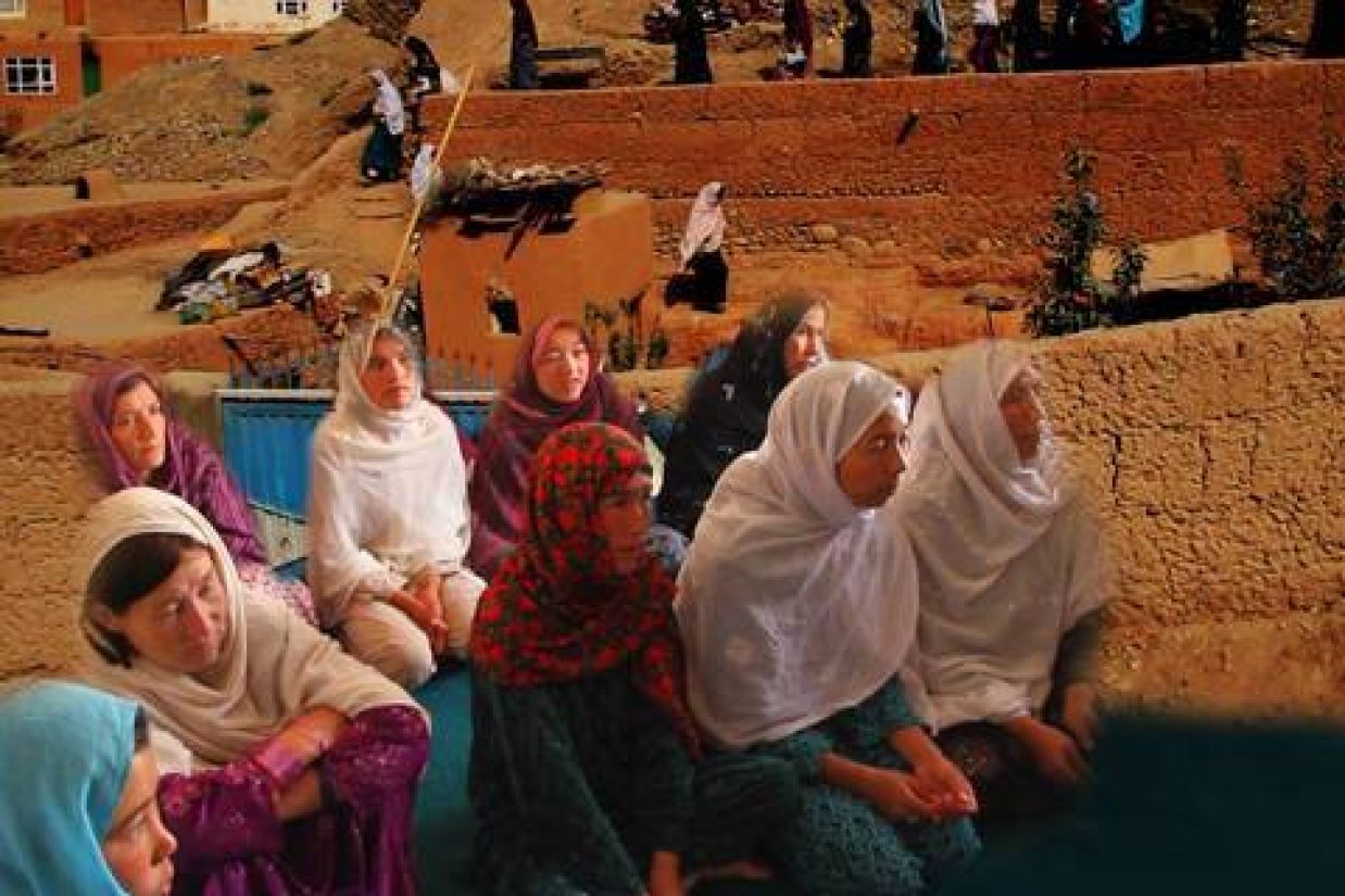 فیلم مستند «آنسوی برقع» ساخته صحرا موسوی برنده جایزه ویژه اولین جشنواره فیلم‌‌‌‏های افغانی در لندن شد. (اهدایی از خانم صحرا موسوی)