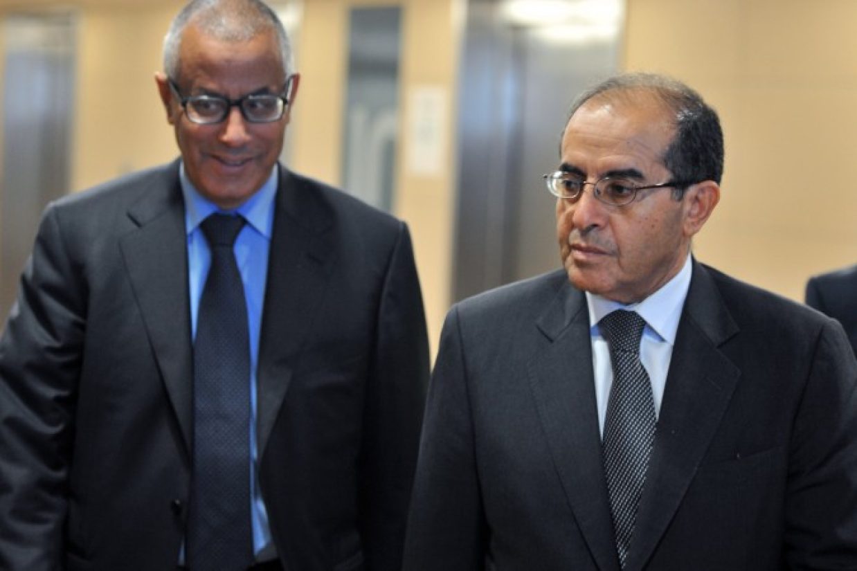 علی زیدان، نخست وزیر لیبی (سمت چپ) (Georges Gobet/AFP/Getty Images)