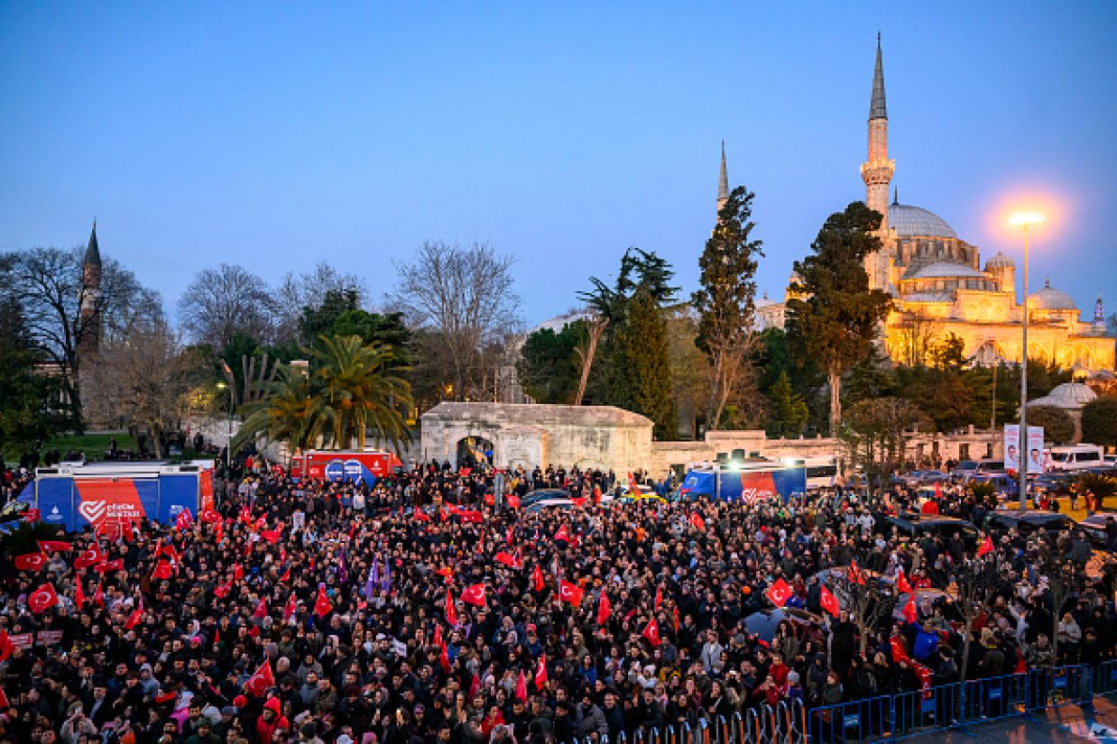 رجب طیب اردوغان، رئیس‌جمهور ترکیه، روز جمعه اول فروردین تأکید کرد که دولت او تحت فشار اعتراضات خیابانی تسلیم نخواهد شد.