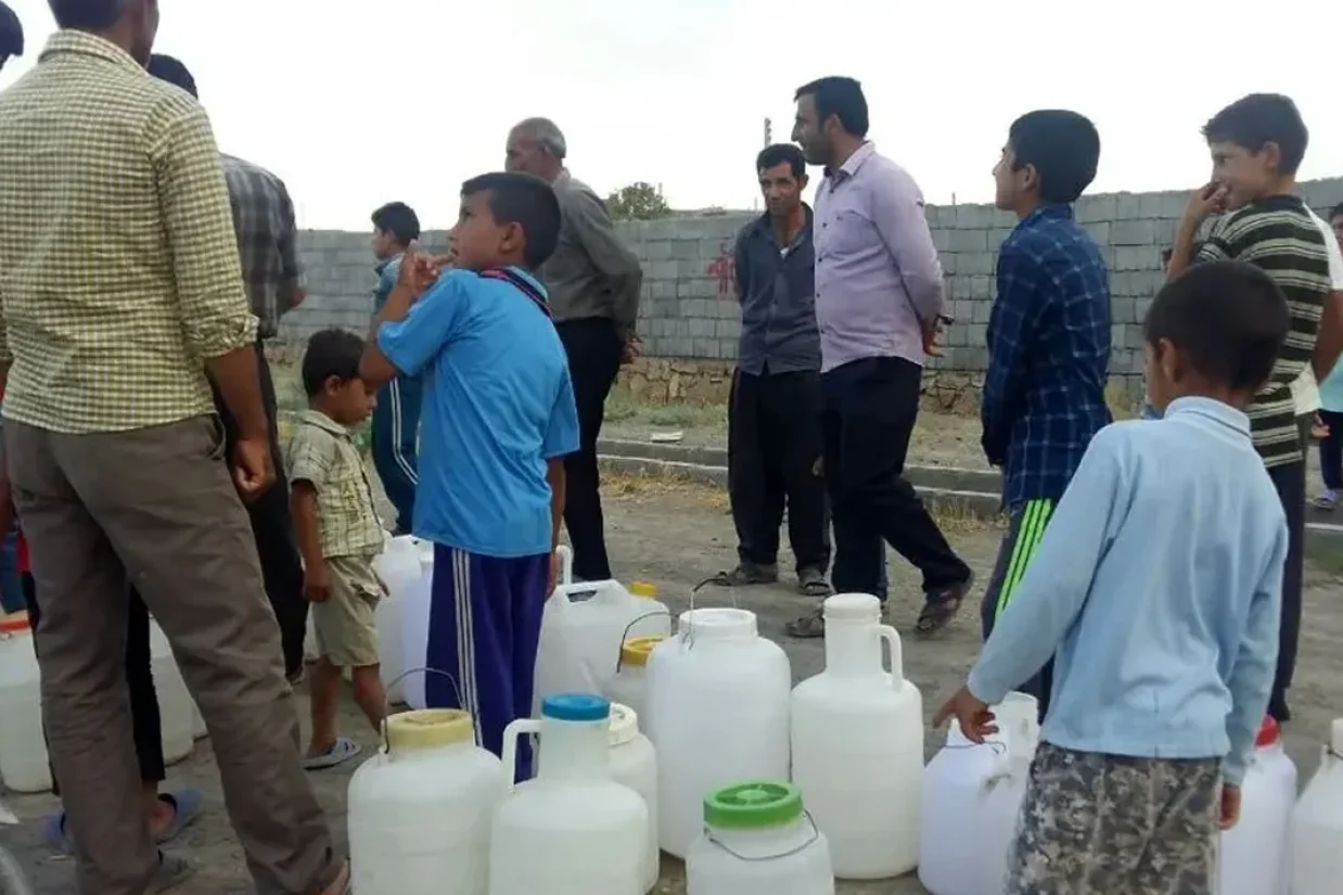 دهیار روستای تله کنگاه در شهرستان فومن از استان گیلان، اعلام کرد که آب شرب این روستا به مدت حدود ۱۲ ساعت در روز قطع است و اهالی با مشکلات جدی روبه‌رو هستند.