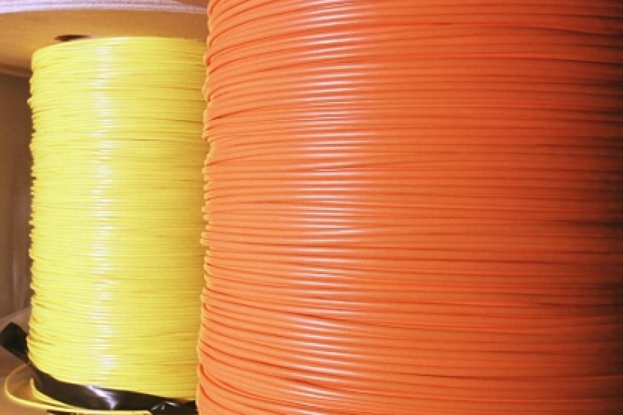 390895 04: Insulated fiber-optic cable from the Fiberoptic Supply Company is on display June 20, 2001 in Denver, CO. (Photo by Michael Smith/Getty Images)