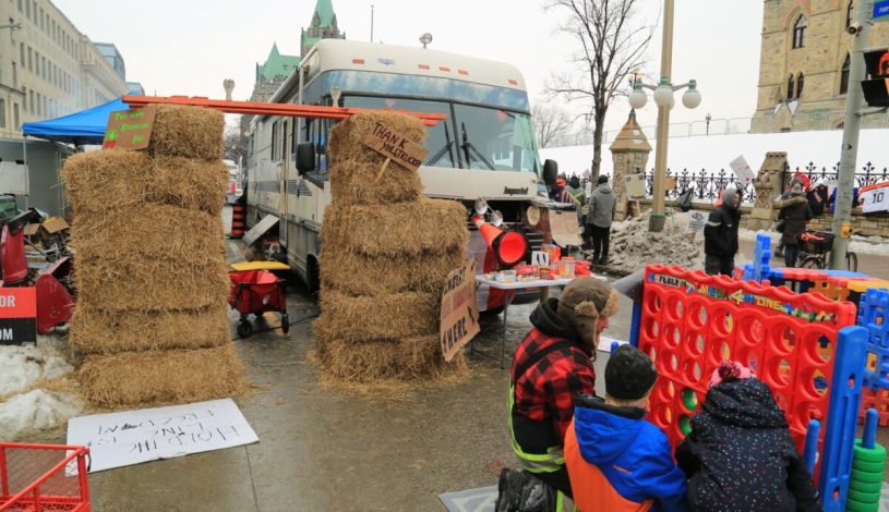 بچه‌‏ها در حال بازی در محوطه‌‏ای که اعتراضات به قوانین اجباری کووید-۱۹ در جریان است. اتاوا، ۹ فوریه ۲۰۲۲. (Jonathan Ren/The Epoch Times)