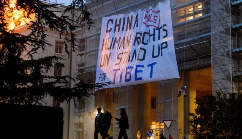 روز سه شنبه ۲۹ مهر ماه، فعالان حقوق بشر و مدافع تبت در طی اعتراض به وضعیت حقوق بشر در چین، بنر بزرگی را از ساختمان سازمان ملل در ژنو در سوییس آویزان کردند. (FABRICE COFFRINI/AFP/Getty Images)