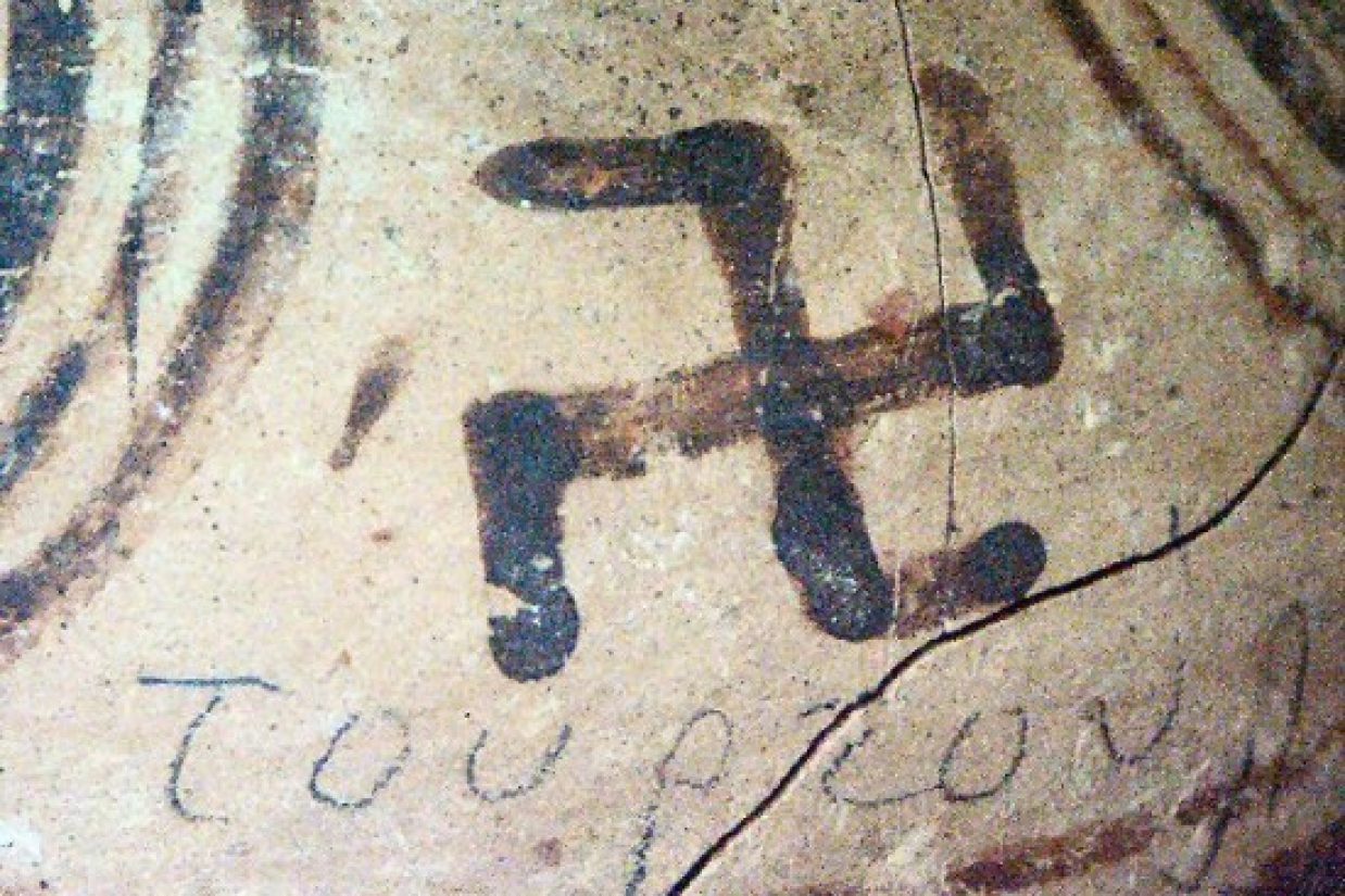 ظرف سفالی از جزیره کرت. مربوط به ۱۱۰۰ تا ۳۰۰۰ سال قبل از میلاد مسیح (Wikimedia commons)