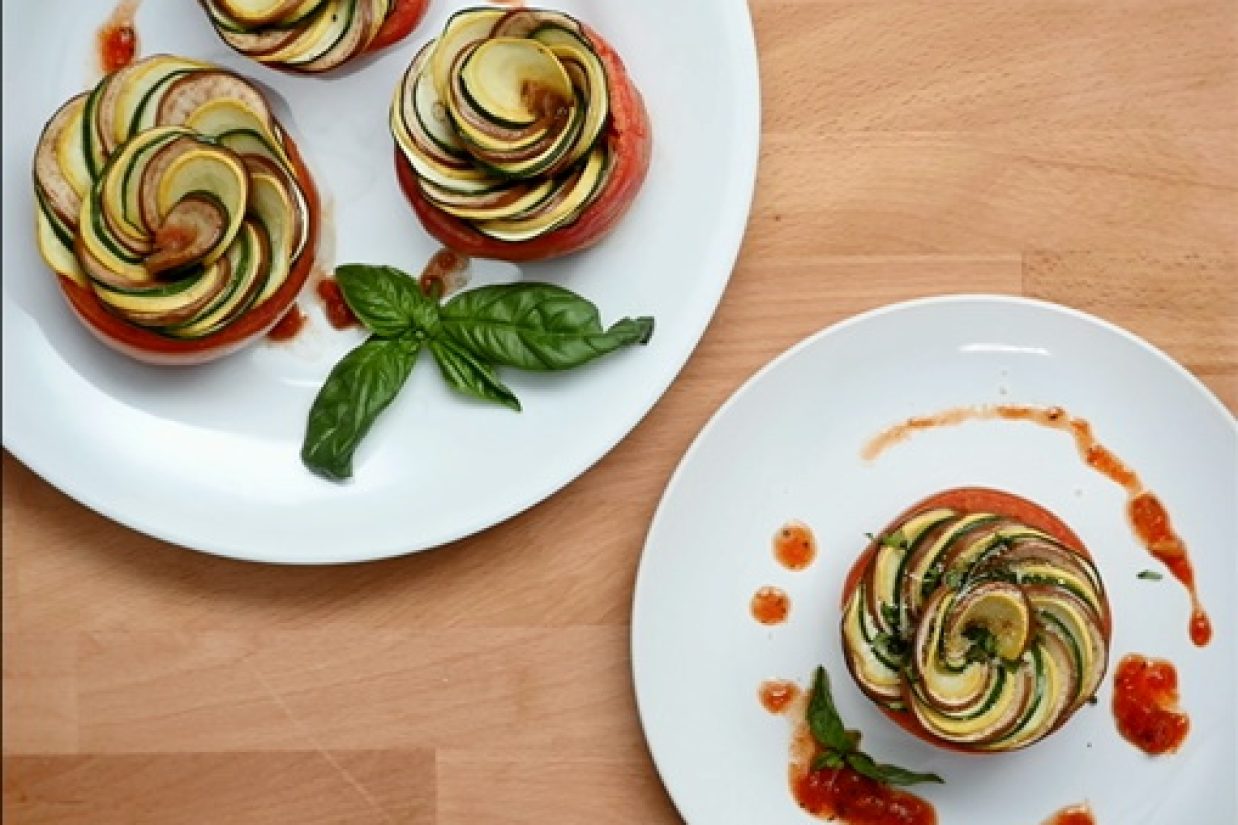 طرز تهیه راتاتویی با تزئین به شکل گل رز