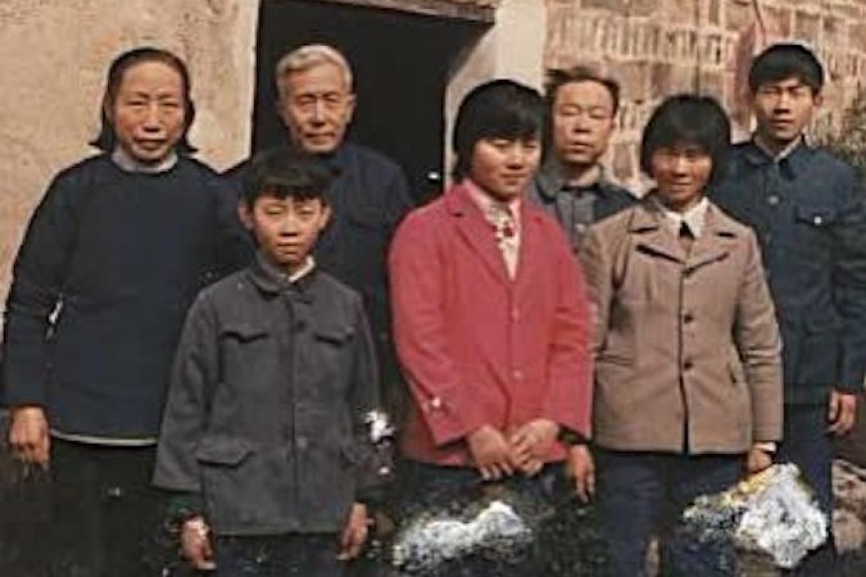 دو برادر، وان‌‌‌‏چینگ هوانگ و شیونگ هوانگ در کنار خانواده شان در چین. (Courtesy of Xiong Huang)