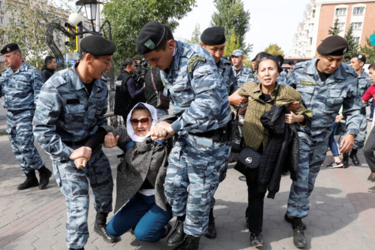 بازداشت یک زن طی تظاهرات برگزار شده علیه چین در قزاقستان. ۲۱ سپتامبر ۲۰۱۹ (Mukhtar Kholdorbekov/Reuters)