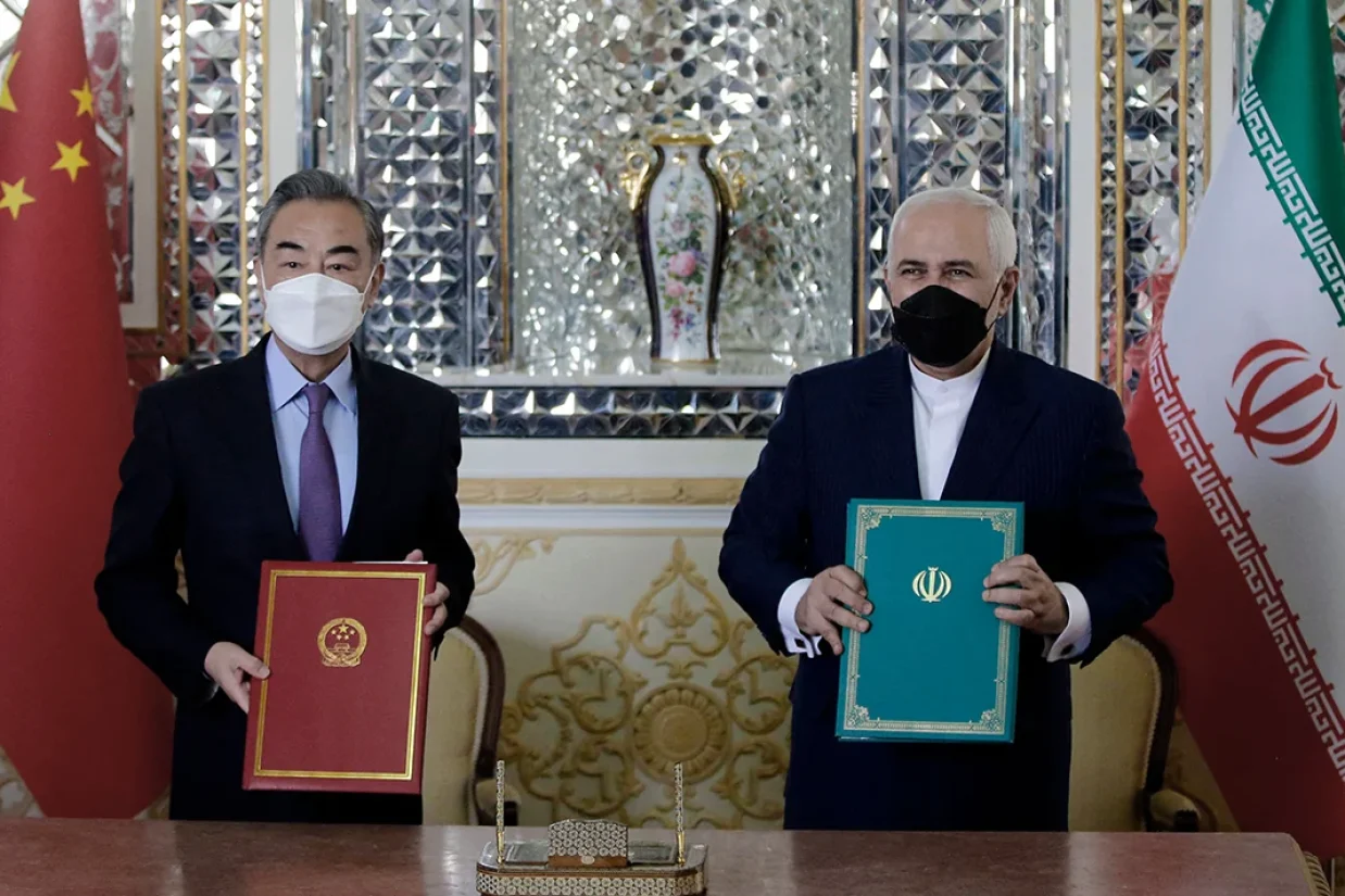 بیش از چهار سال از امضای توافق‌نامه ۲۵ ساله میان جمهوری اسلامی ایران و چین کمونیستی می‌گذرد، اما این توافق در عمل، دستاورد قابل توجهی برای مردم ایران و پیشرفت کشور در بر نداشته است.