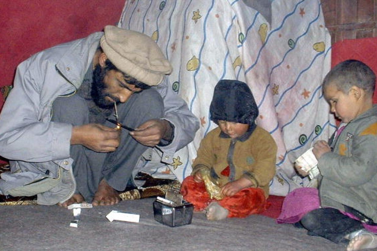 اعتیاد در کودکان در کشور‌‏های ایران، افغانستان و پاکستان چشمگیر است. (SARDAR AHMAD/AFP/Getty Images)