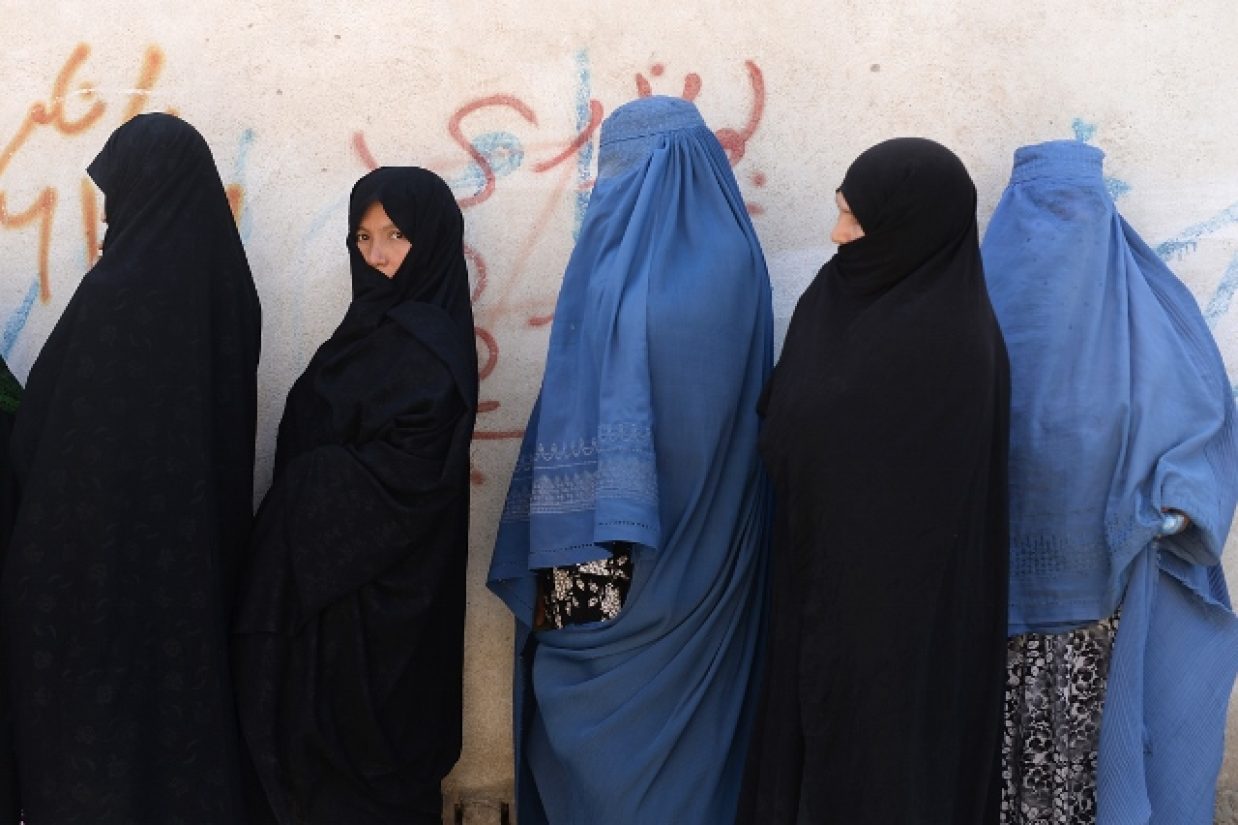 تمام آراء به صندوق ریخته شده افغانستان دوباره تفتیش خواهد شد.  (SHAH MARAI/AFP/Getty Images)