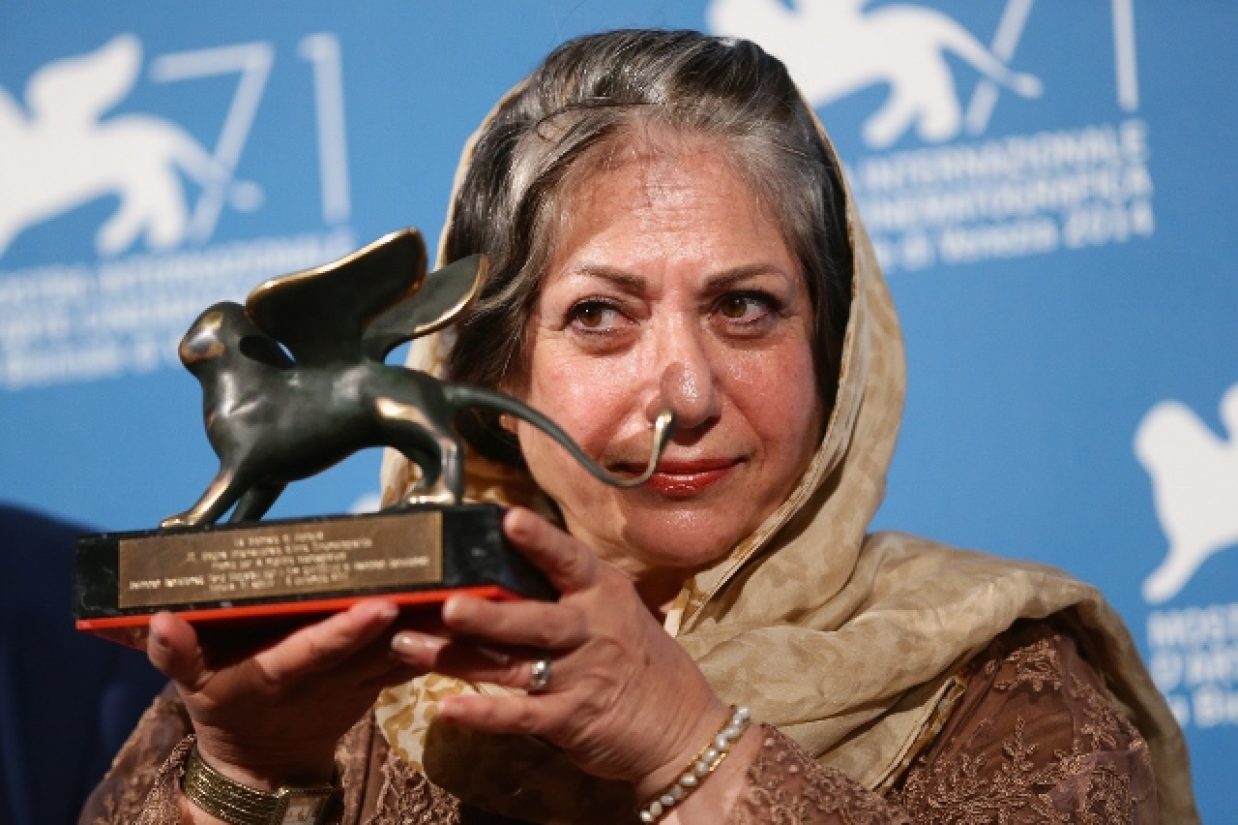 «رخشان بنی‌‌‏اعتماد»، کارگردان ایرانی، برنده‌‏ی جایزه‌ی بهترین فیلم‌نامه‌ی هفتاد و یکمین جشنواره‌ی فیلم ونیز برای فیلم «قصه‌ها». (Vittorio Zunino Celotto/Getty Images)