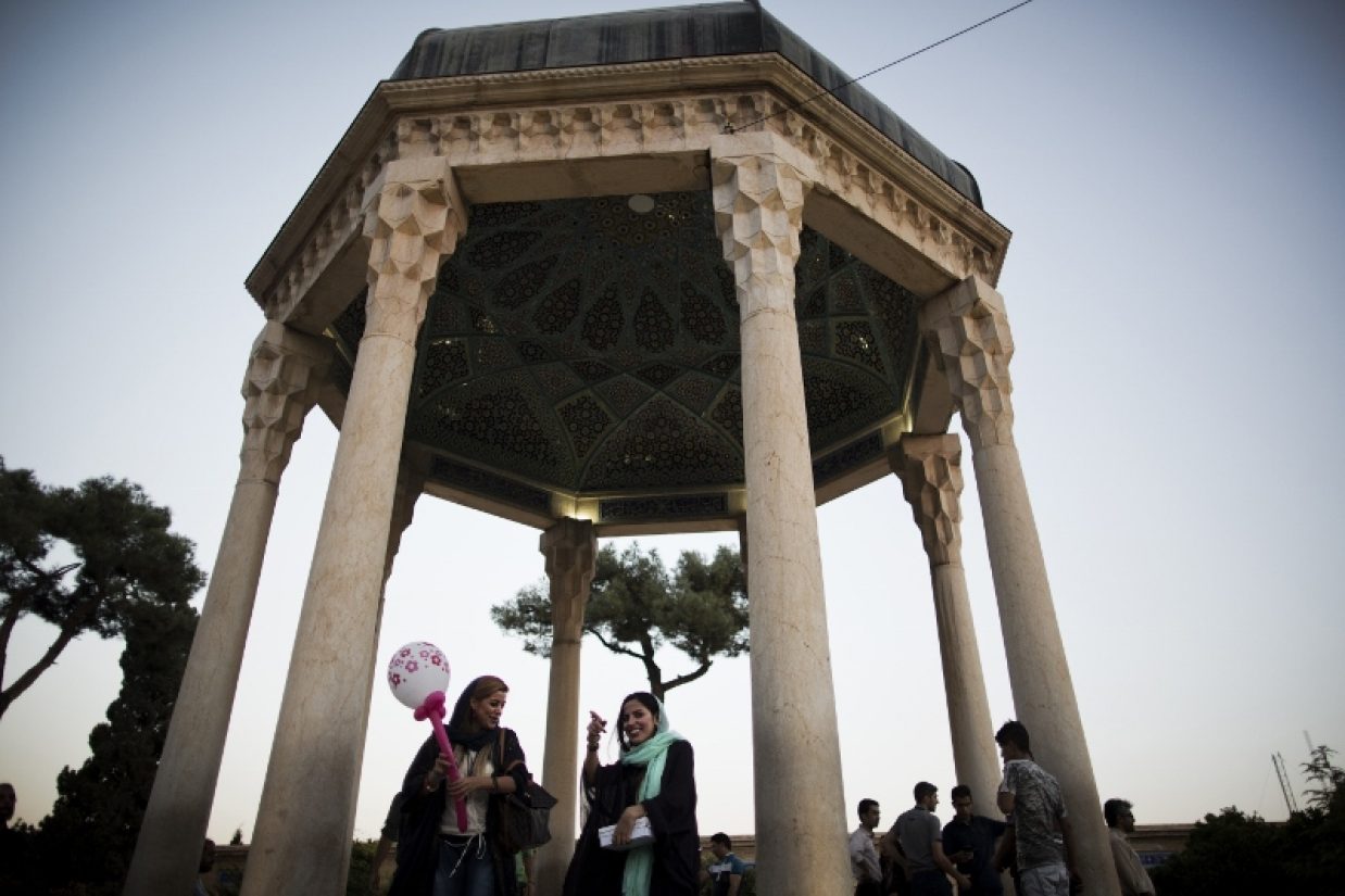 بزرگداشت حافظ شيرازي،‌ شامگاه شنبه ۱۹ مهر در كنار آرامگاه وی برگزار شد. (BEHROUZ MEHRI/AFP/Getty Images)