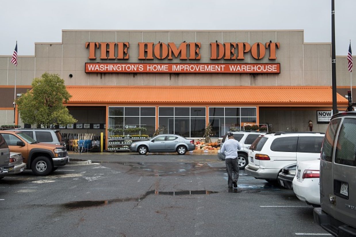 ۵۳ میلیون آدرس ایمیل و اطلاعات کارت اعتباری مشتریان «Home Depot» به سرقت رفته است. (BRENDAN SMIALOWSKI/AFP/Getty Images)