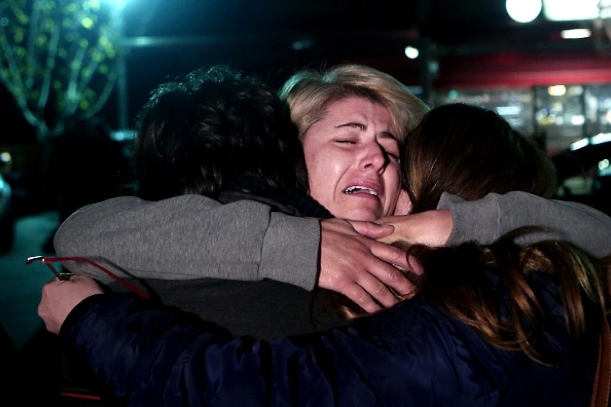 دیدار یکی از نجات‌‏یافتگان حادثه کشتی «نورمن آتلانتیک» با فرزندانش (ANGELOS TZORTZINIS/AFP/Getty Images)