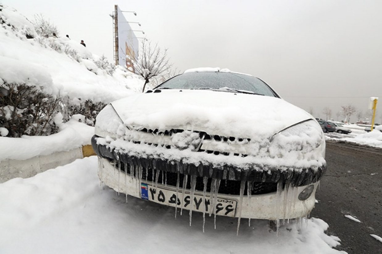 بارش برف سنگین در مناطق مختلف ایران همچنان ادامه دارد (ATTA KENARE/AFP/Getty Images)