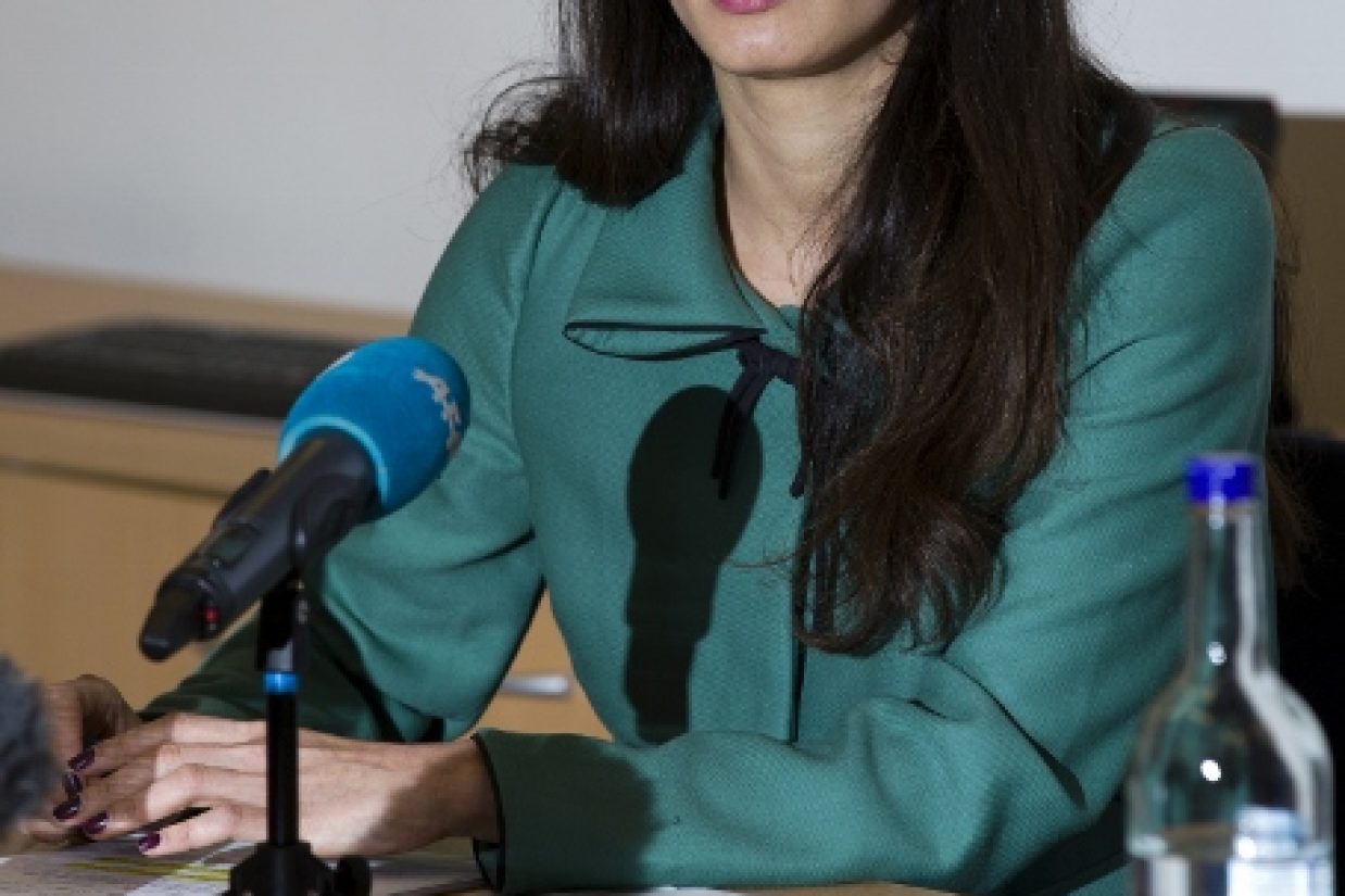 امل علم‌‌‏الدین وکیل مشهور انگلیسی و نامزد جورج کلونی در کنفرانسی مطبوعاتی در لندن، ۲۸ آوریل ۲۰۱۴(JUSTIN TALLIS/AFP/Getty Images)