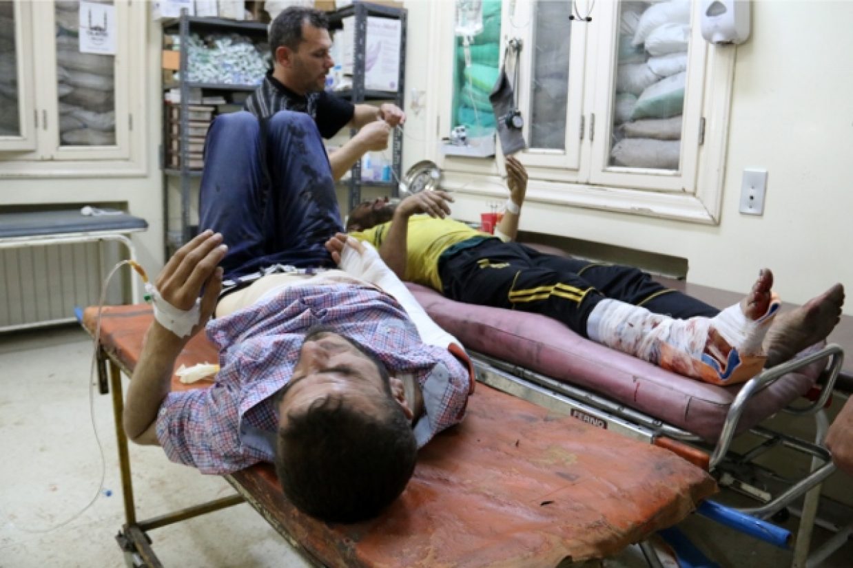 در پی انفجار بمب در الشکور در سوریه، افراد زخمی تحت درمان قرار گرفتند. (ZEIN AL-RIFAI/AFP/Getty Images)