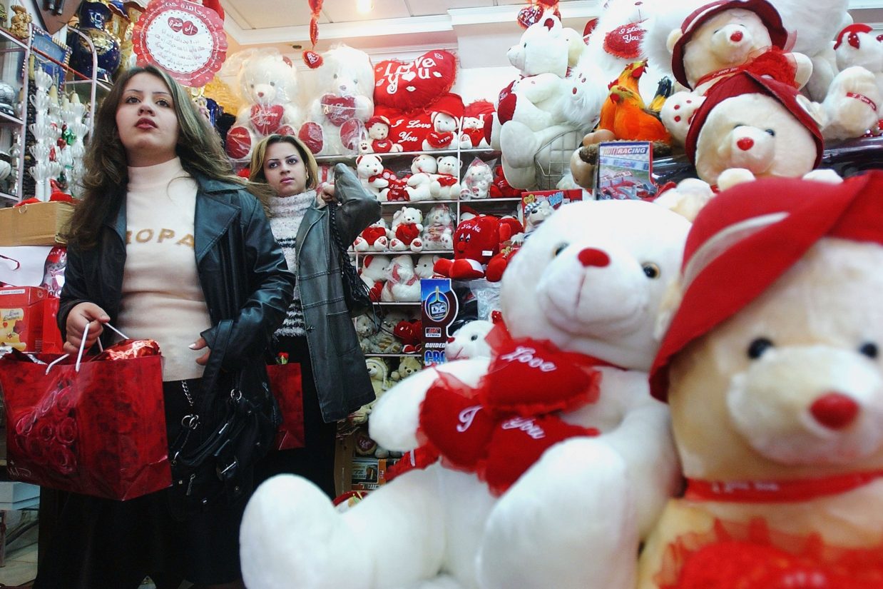 یک زن عراقی در حال انتخاب هدیه‌ی مناسب برای روز ولنتاین (ALI AL-SAADI/AFP/Getty Images)