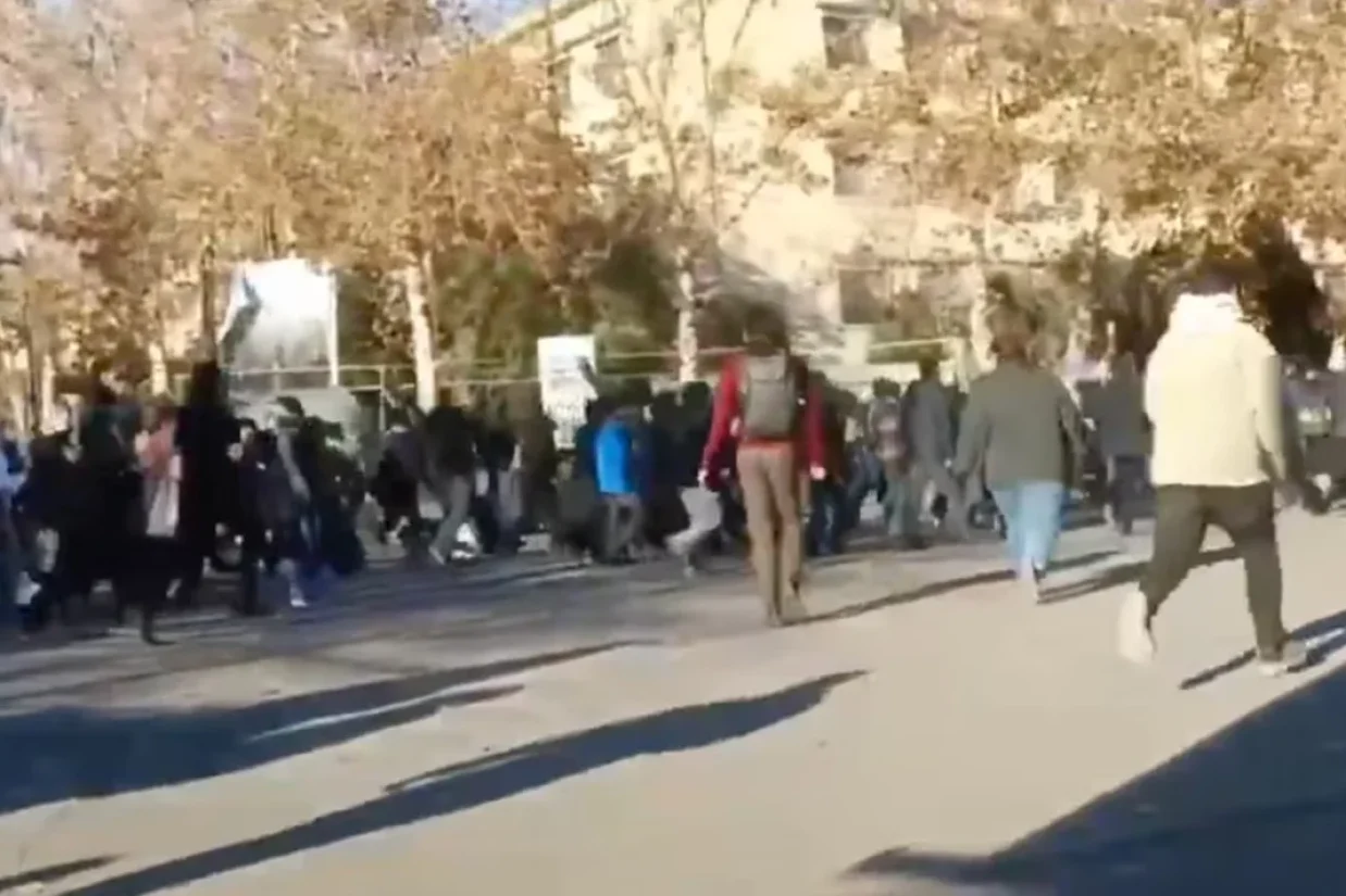 هرانا گزارش داده است که در اعتراضات سراسری در ایران، دست‌کم ۷ شهروند در سه استان کشور کشته شده‌اند.