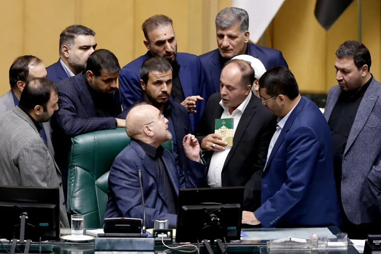 ۷۱تن از نمایندگان مجلس شورای اسلامی با امضای نامه‌ای خطاب به سران جمهوری اسلامی، خواستار ساخت سلاح هسته‌ای در ایران شدند.