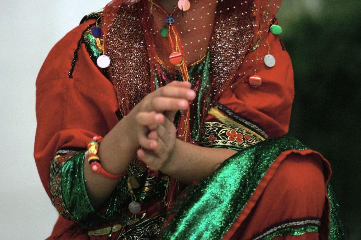 دختر زرتشتی ایرانی در لباس سنتی. تهران، ۰۲ اکتبر ۲۰۰۶ (BEHROUZ MEHRI/AFP/Getty Images)