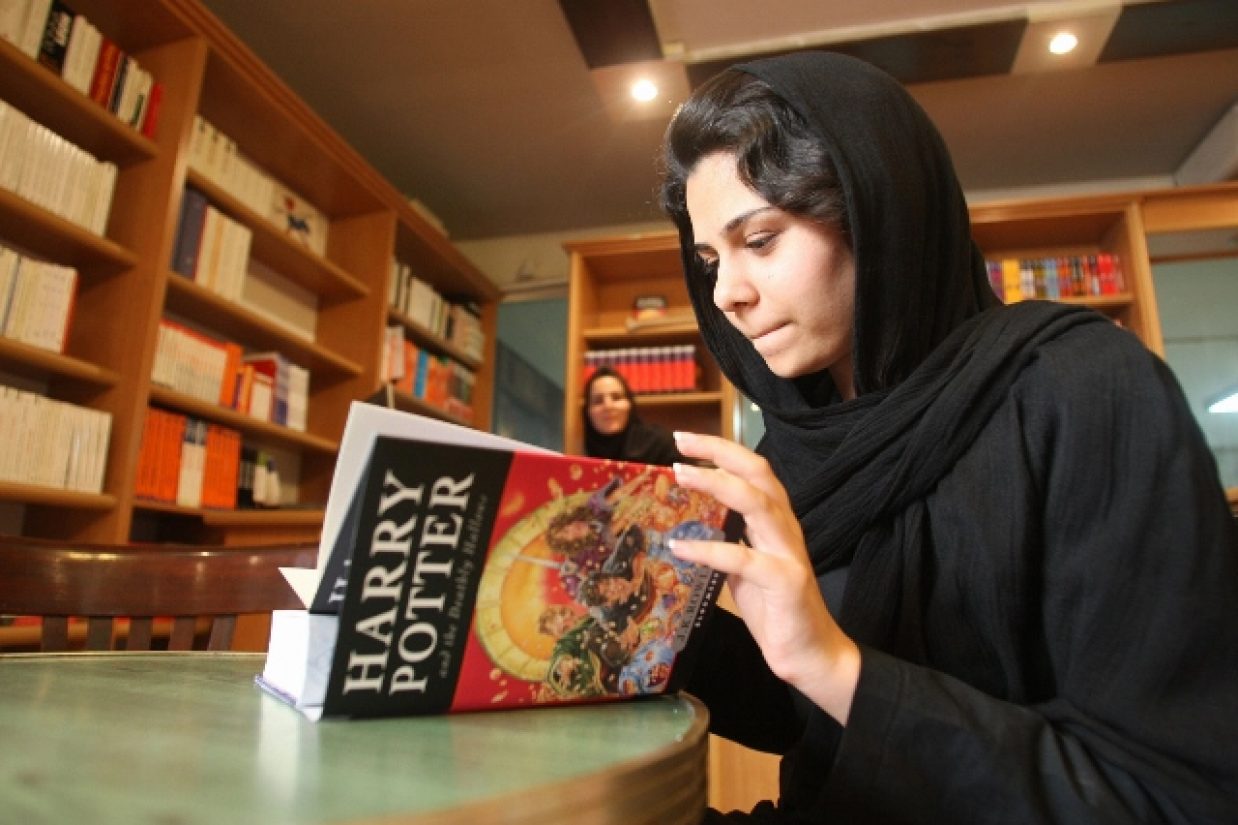 به گفته‌ی علی جنتی، پرونده‌ی ناشرانی که پروانه‌ی نشر آن‌‌‌‏ها در دوره‌ی قبلی وزارت ارشاد لغو شده بود، مورد بررسی مجدد قرار می‌گیرد. (ATTA KENARE/AFP/Getty Images))
