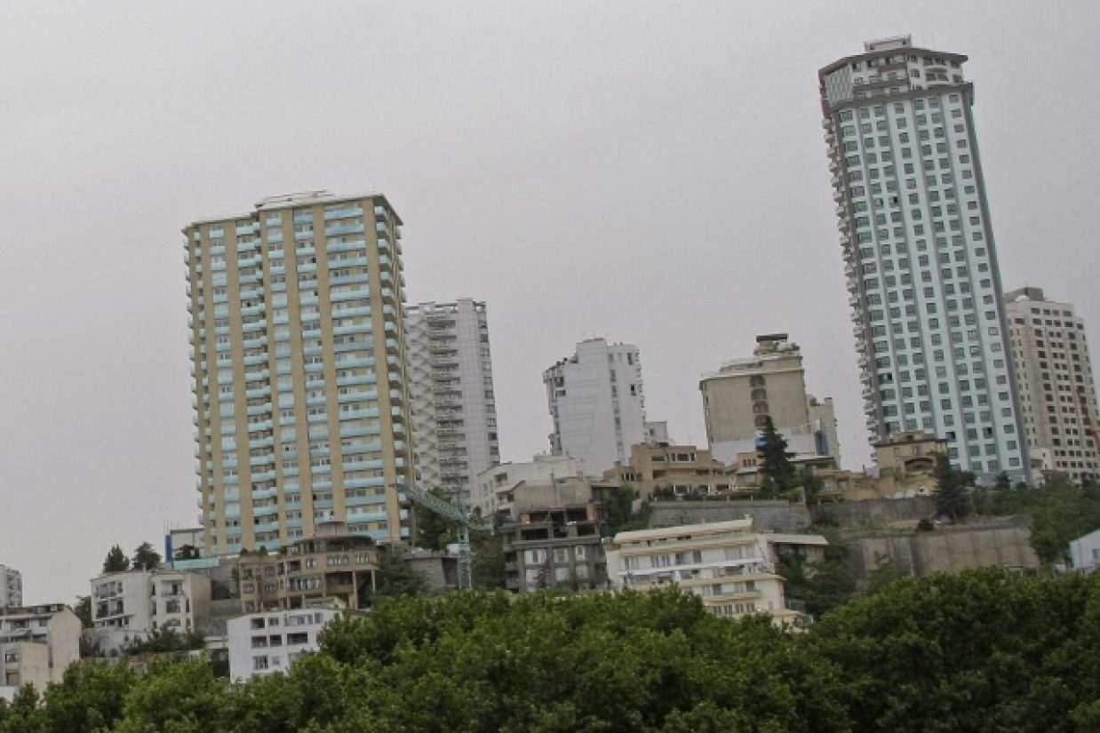 تعداد واحدهای مسكونی در پروانه‌های صادر شده در زمستان سال ۹۲ با كاهش ۱۰ هزار واحد، به میزان ۲۶ درصد نسبت به فصل مشابه در سال ۹۱ كاهش داشته است. (BEHROUZ MEHRI/AFP/Getty Images)
