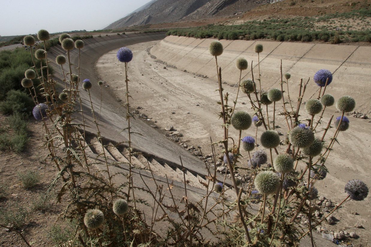 آب در ۱۲ شهر ایران جیره‌‌‏بندی می‌‌‏شود. (ATTA KENARE/AFP/Getty Images)