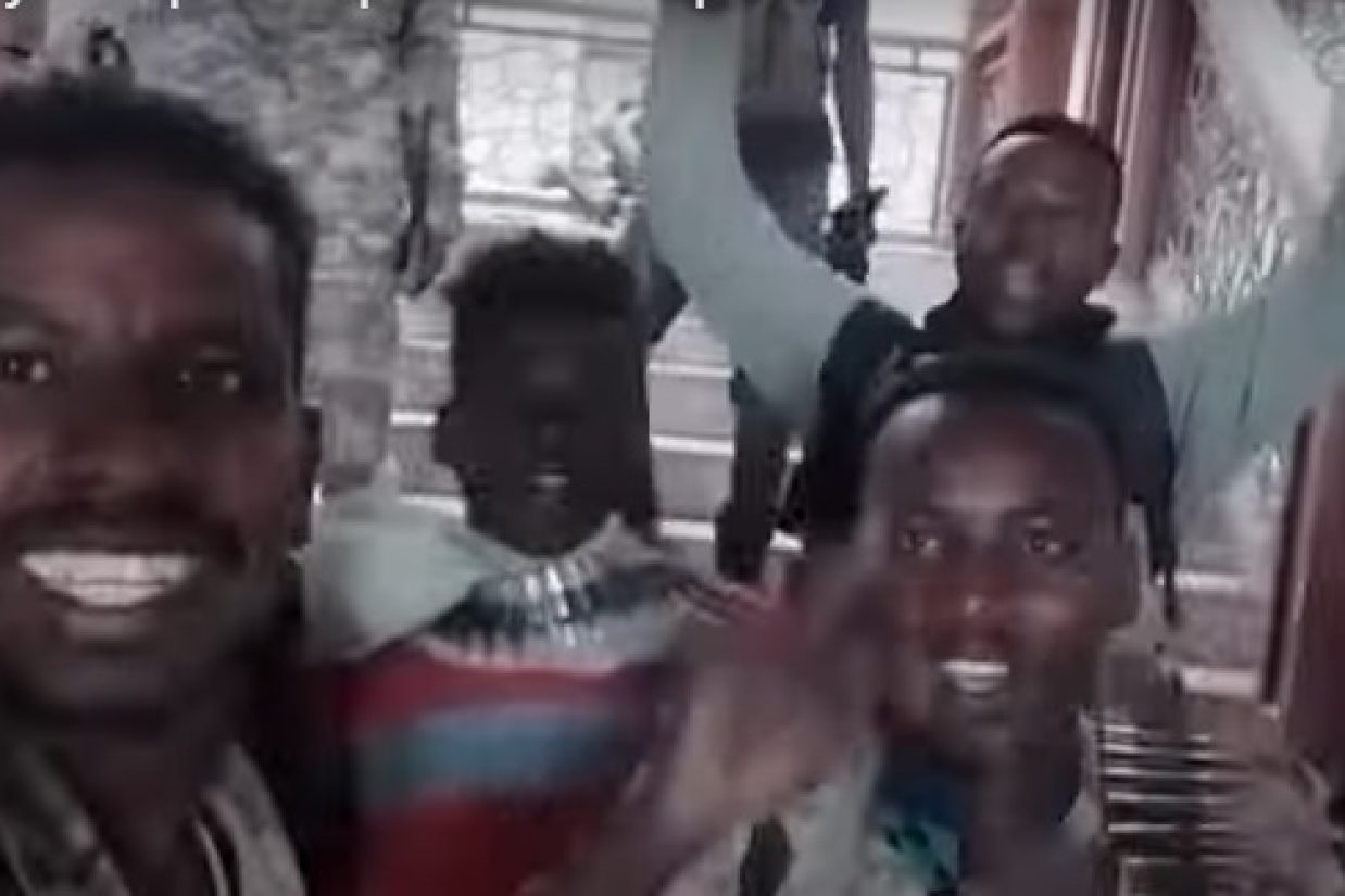ارتش سودان روز جمعه اول فروردین، اعلام کرده است که نیرو‌های نظامی سودان، پس از درگیری‌های شدید با شبه نظامیان گروه موسوم به نیرو‌های پشتیبانی سریع، توانستند کاخ ریاست جمهوری را از کنترل آنها خارج کنند.