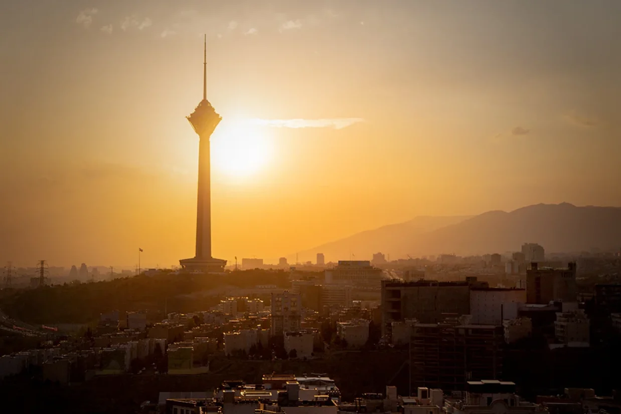 ایران به کدام سمت خواهد رفت؟ در مقاله‌ای از دکتر فریبا پارسا، این پرسش بنیادین بررسی می‌شود که آیا ایران می‌تواند راه دموکراسی، رشد اقتصادی و پیوستن به جامعه جهانی را در پیش گیرد یا در مسیر تمامیت‌خواهی، نظامی‌گری و انزوای شبیه کره شمالی گرفتار خواهد شد؟
