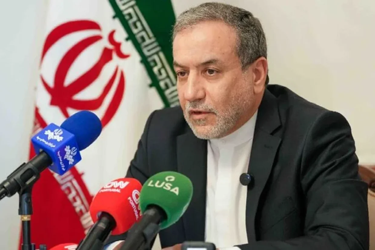 عباس عراقچی گفته است که در صورت اعمال تحریم‌های جدید علیه جمهوری اسلامی ایران، احتمالا تهران ساخت سلاح هسته‌ای را در دستور کار قرار خواهد داد.