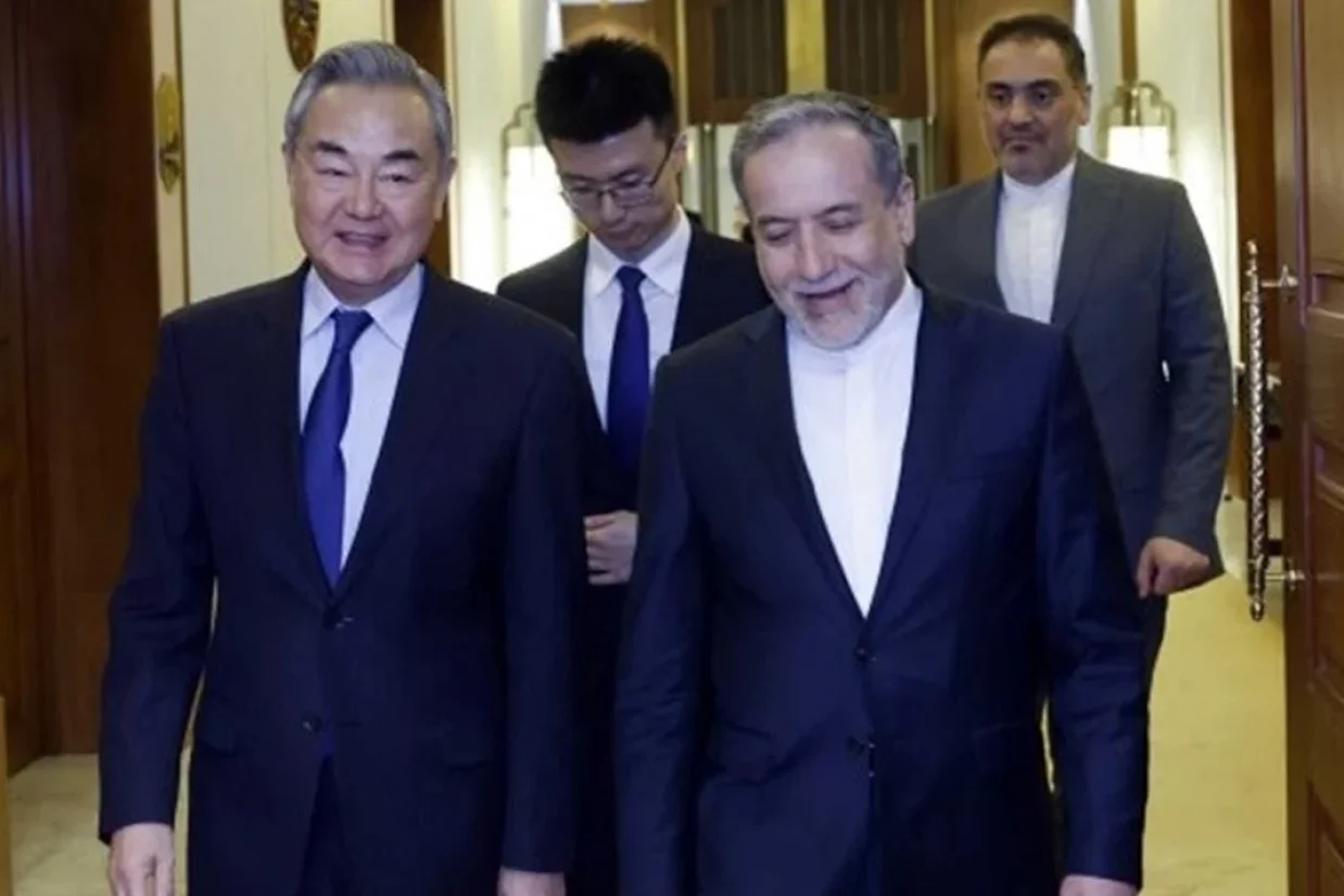 وزارت امور خارجه جمهوری اسلامی اعلام کرد که عباس عراقچی، وانگ یی، وزیر خارجه چین را در جریان آخرین وضعیت «مذاکرات غیرمستقیم» تهران و واشنگتن قرار داد.