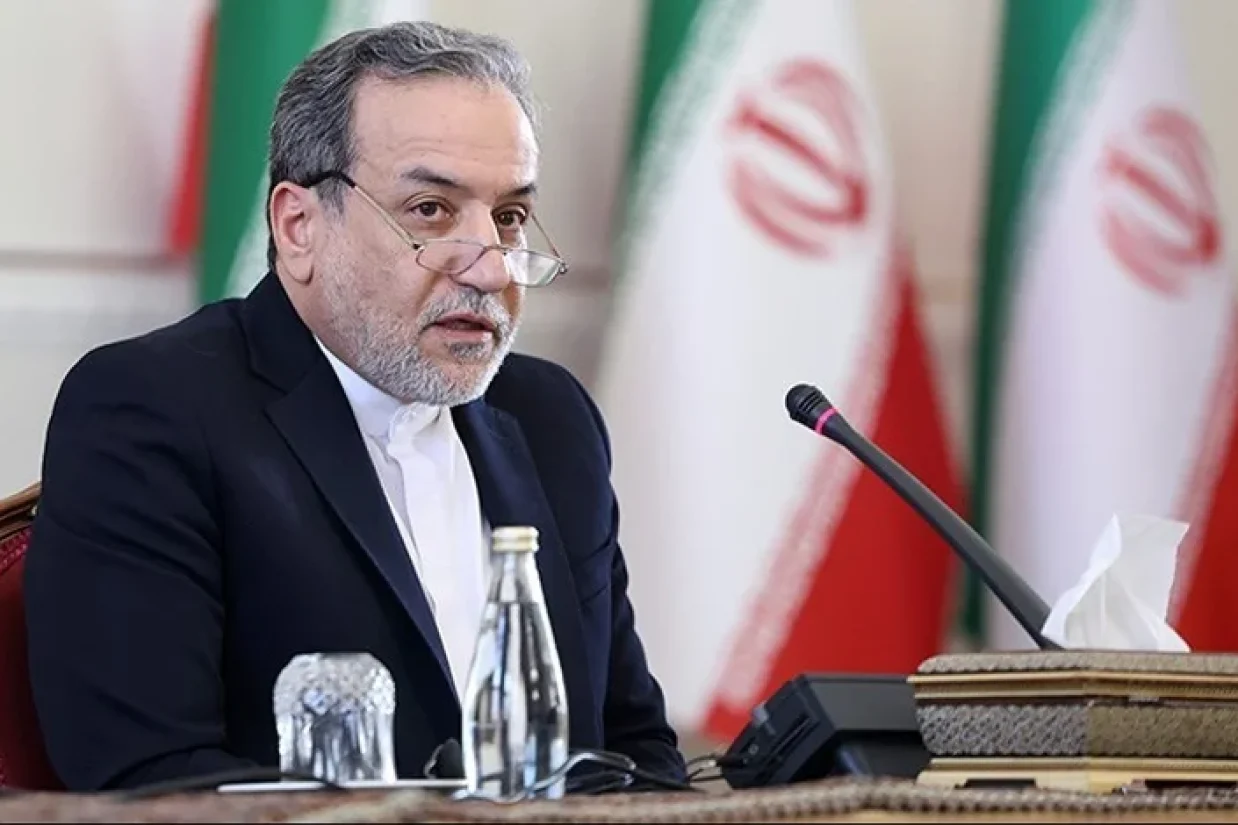 عباس عراقچی، وزیر خارجه جمهوری اسلامی گفت که حمله روز شنبه اسرائيل به اهدافی در ایران قابل پاسخگویی است، تهران پاسخ حمله اسرائیل را در «زمان مناسب» و به طور «هوشمندانه» خواهد داد.