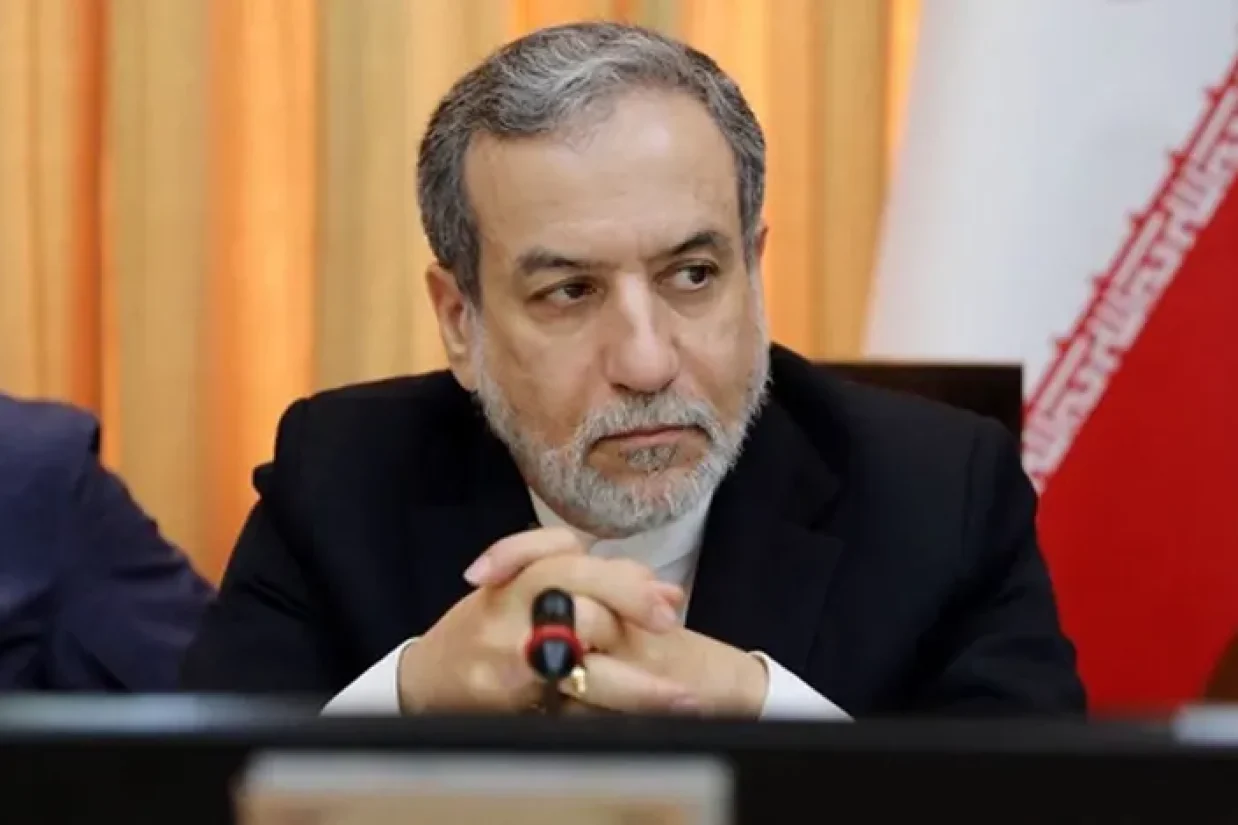 وزیر امور خارجه جمهوری اسلامی روز یکشنبه اعلام کرد که برای دفاع از خود هیچ خط قرمزی ندارد. این درحالی است که خاورمیانه خود را با نگرانی برای پاسخ اسرائیل به حملات موشکی دو هفته پیش دشمن اصلی ایران آماده می‌کند.