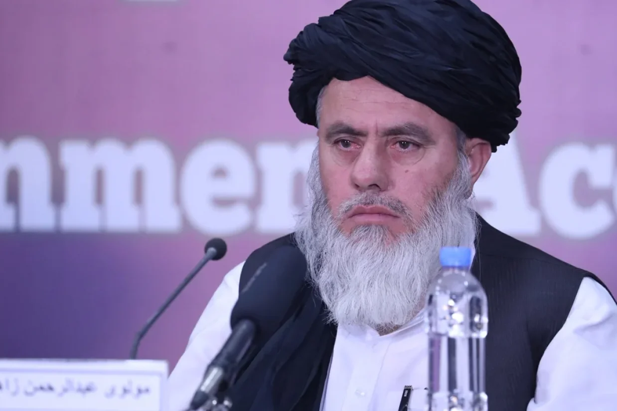 رسانه‌های افغانستان گزارش داده‌اند عبدالرحمان زاهد، رئیس مالی اداره مبارزه با حوادث طالبان و از چهره‌های شناخته‌شده این گروه، توسط سازمان اطلاعات قطر در دوحه بازداشت شده است.