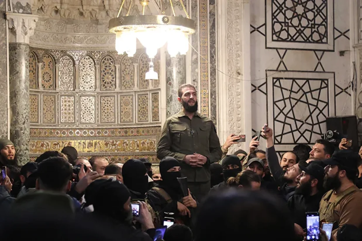 ابومحمد الجولانی، رهبر مخالفان سوری و فرمانده سابق القاعده، کیست؟ نگاهی به پیشینه، نقش در تحولات سوریه و تروریستی اعلام شدن او توسط آمریکا.
