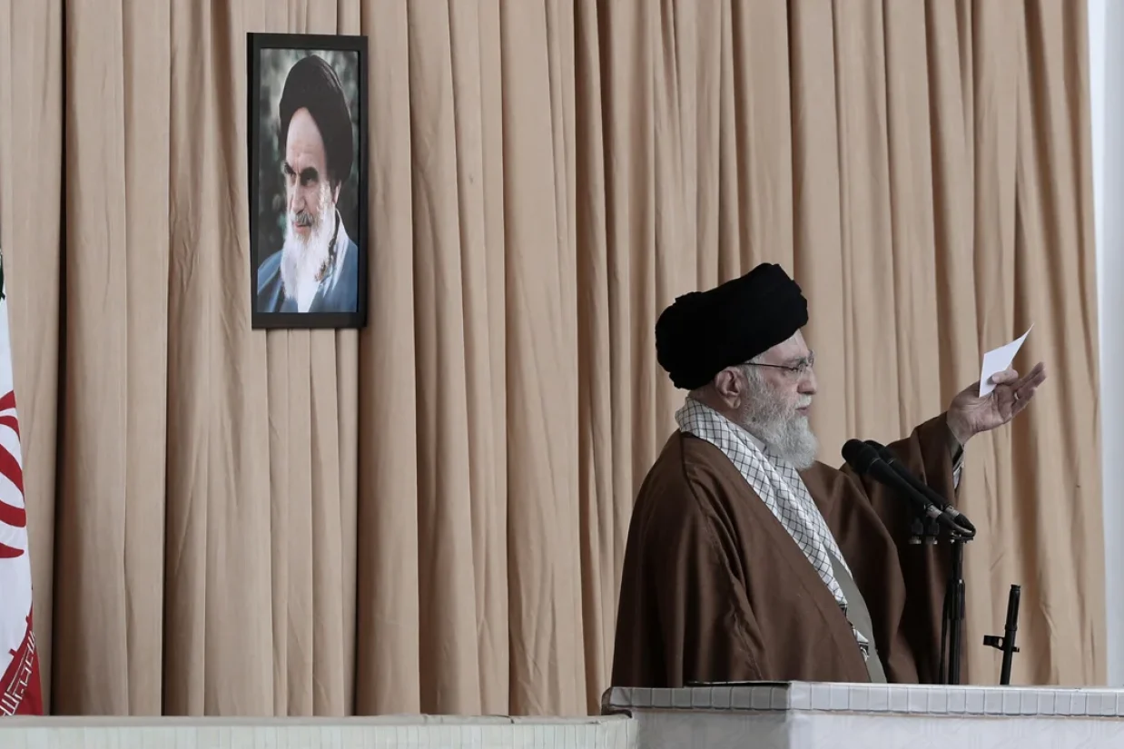 علی خامنه‌ای، رهبر جمهوری اسلامی در واکنش به تهدید رئیس جمهور آمریکا به بمباران در صورت عدم مذاکره گفت که احتمال چنین کاری «زیاد نیست.»