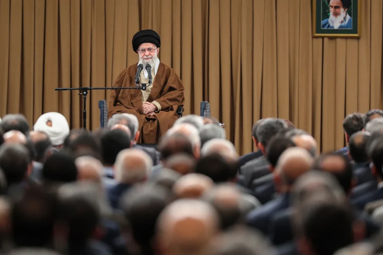 دیدار تولیدکنندگان و فعالان اقتصادی بخش خصوصی، ۳ بهمن ۱۴۰۳ با علی خامنه‌ای. (Leader.ir)