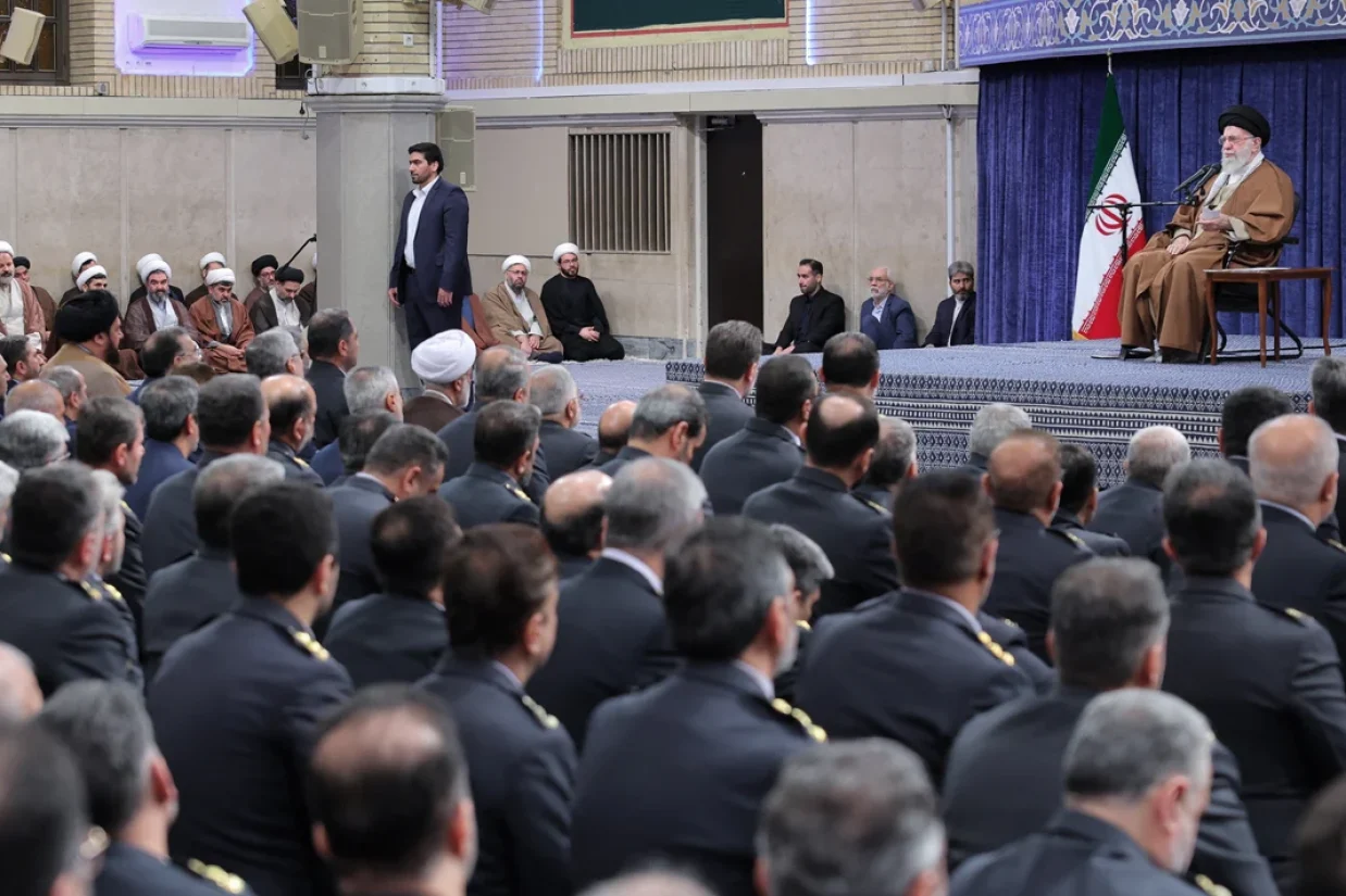 رهبر جمهوری اسلامی در دیدار با فرماندهان نیروی هوایی و پدافند هوایی ارتش جمهوری اسلامی ایران گفته است که مذاکره با آمریکا «غیرعاقلانه، غیرهوشمندانه و غیرشرافتمندانه» است.