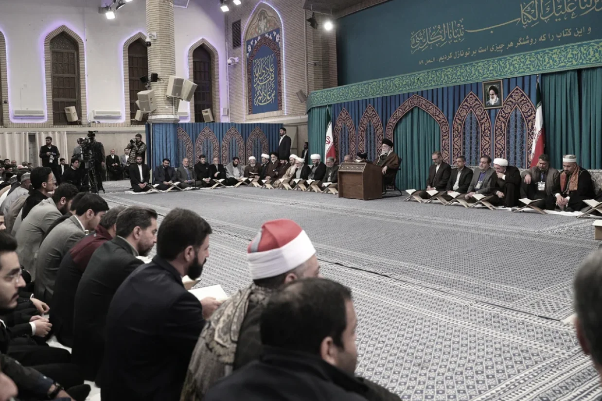 رهبر جمهوری اسلامی در دیدار با شرکت‌کنندگان مسابقات بین‌المللی قرآن، با اشاره به رویکرد جمهوری اسلامی در برابر آمریکا، تأکید کرد که تفاوت ملت ایران با سایر کشورها در سر دادن شعار مرگ بر آمریکا است.
