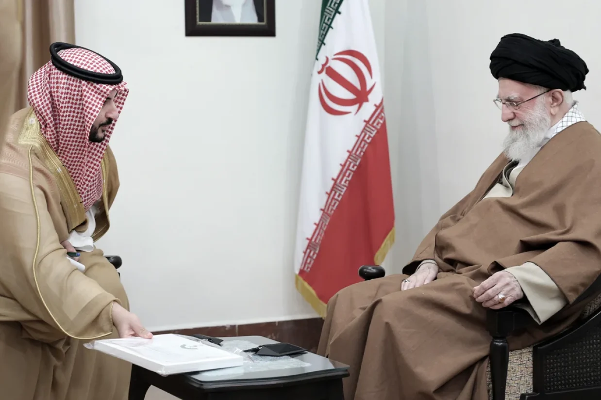 شاهزاده خالد بن سلمان فرزند پادشاه عربستان و وزیر دفاع این کشور عصر پنج‌شنبه، ۲۸ فروردین، پیام مکتوب ملک بن سلمان را به رهبر جمهوری اسلامی تحویل داد.