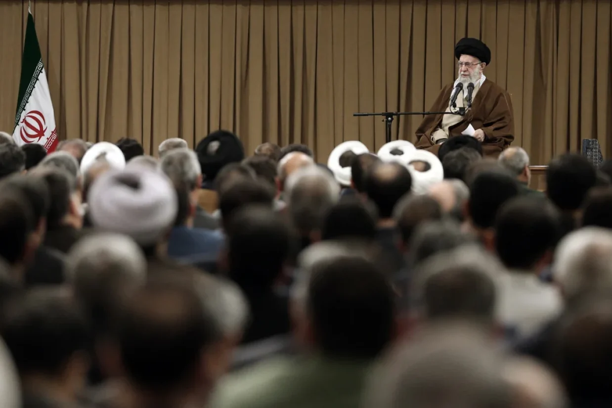 علی خامنه‌ای در دیدار با متخصصان و مقامات نظامی از ضرورت «آمادگی حداکثری و مستمر در مقابل دشمن» سخن گفت.
